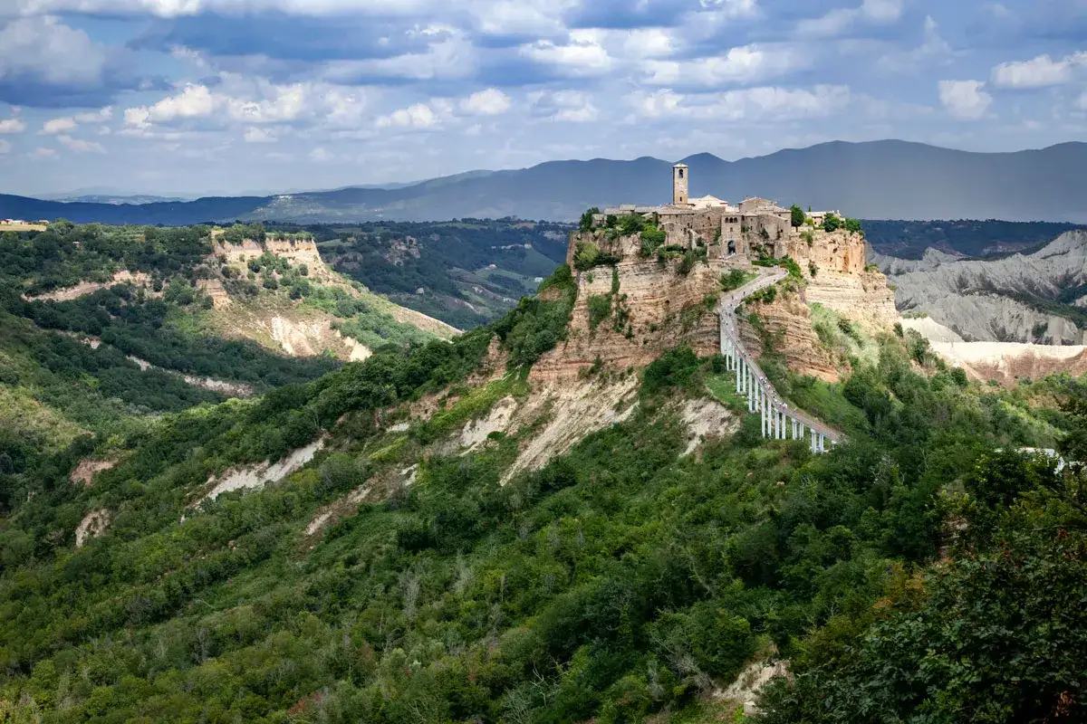 Civita di Bagnoregio, in che provincia si trova? Un borgo arroccato su una rupe tufacea, raggiungibile solo tramite un ponte pedonale.