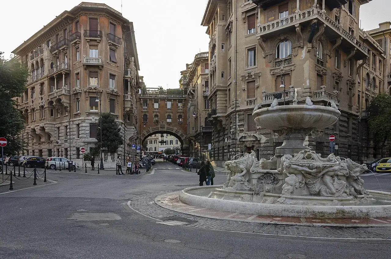 Fontana e palazzi storici nel quartiere Trieste a Roma. Un angolo suggestivo per scoprire cosa vedere in questa zona.