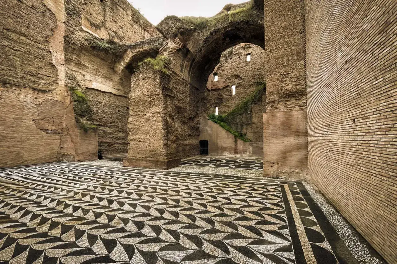 Mosaici geometrici e imponenti mura di mattoni nelle antiche Terme di Caracalla, un viaggio nel tempo.
