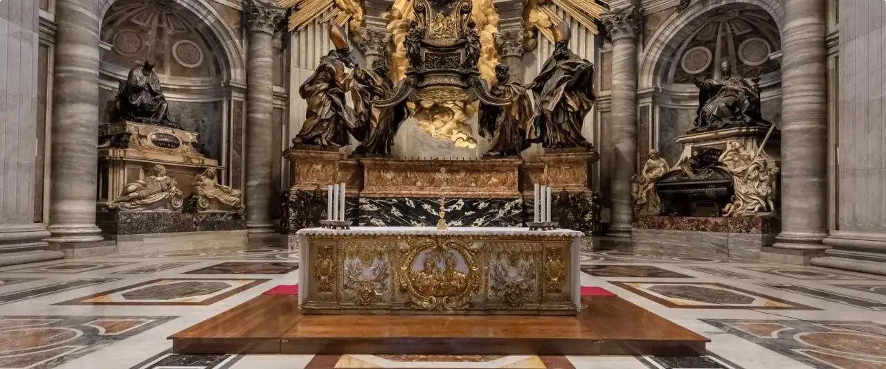 L'altare dorato e le tombe monumentali nell'abside di San Pietro, un capolavoro barocco.