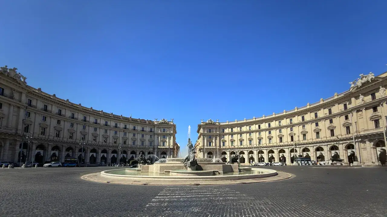 Piazza della Repubblica con la Fontana delle Naiadi, un luogo incantevole da scoprire tra le cose da vedere vicino stazione Termini.