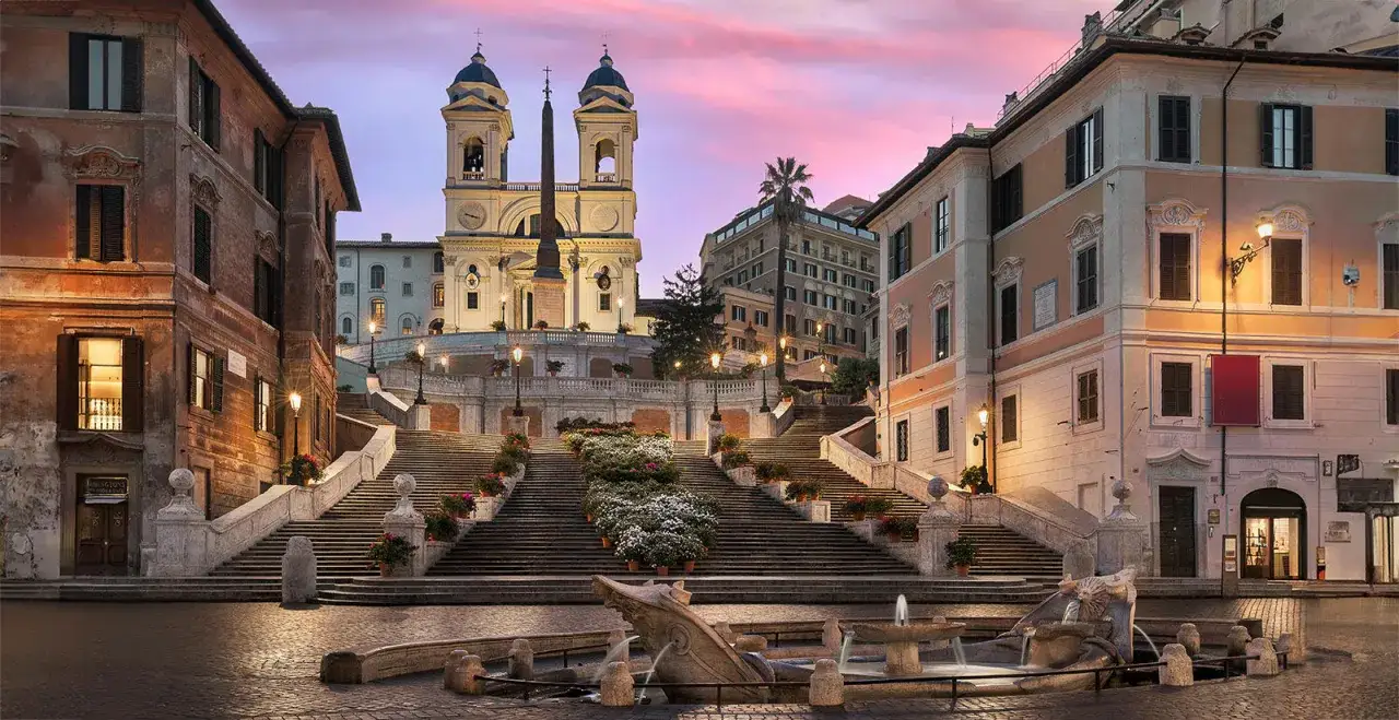 Fontana della Barcaccia e Scalinata di Trinità dei Monti, vicino alla stazione metro Spagna, Roma, al tramonto.