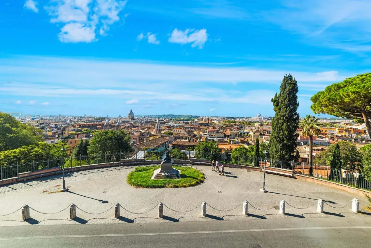 Vista panoramica di Roma, con cupole e tetti. Un punto perfetto per scoprire cosa vedere a Roma in un giorno gratis, ammirando la città eterna.