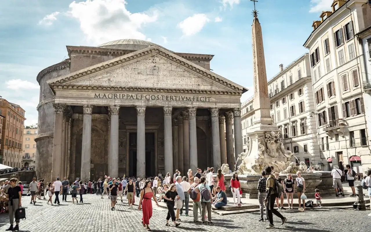 Piazza Navona e il Pantheon: idee per cosa visitare a Roma in due giorni. Turisti ammirano la fontana e l'imponente edificio antico.