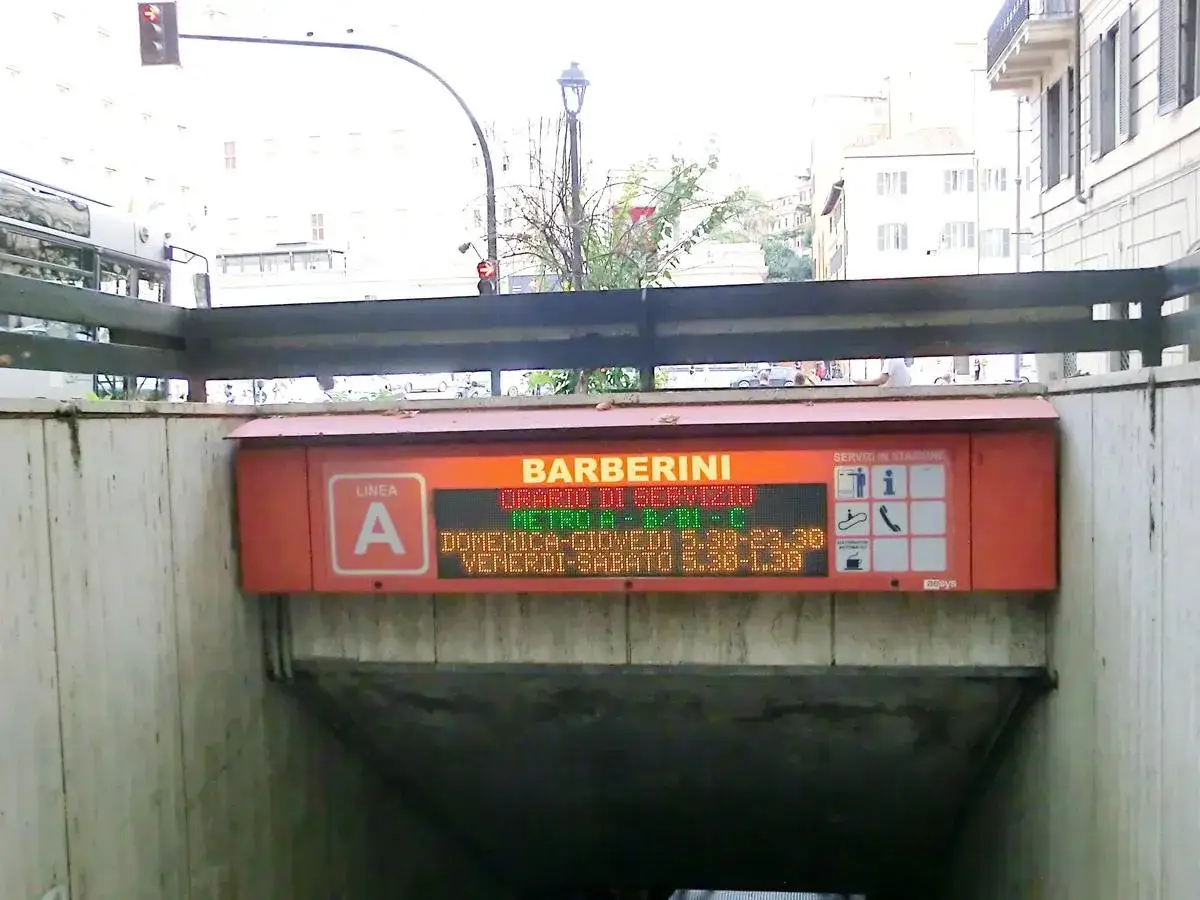 Segnale luminoso alla metro Barberini, linea A, con orari di servizio e servizi in stazione.