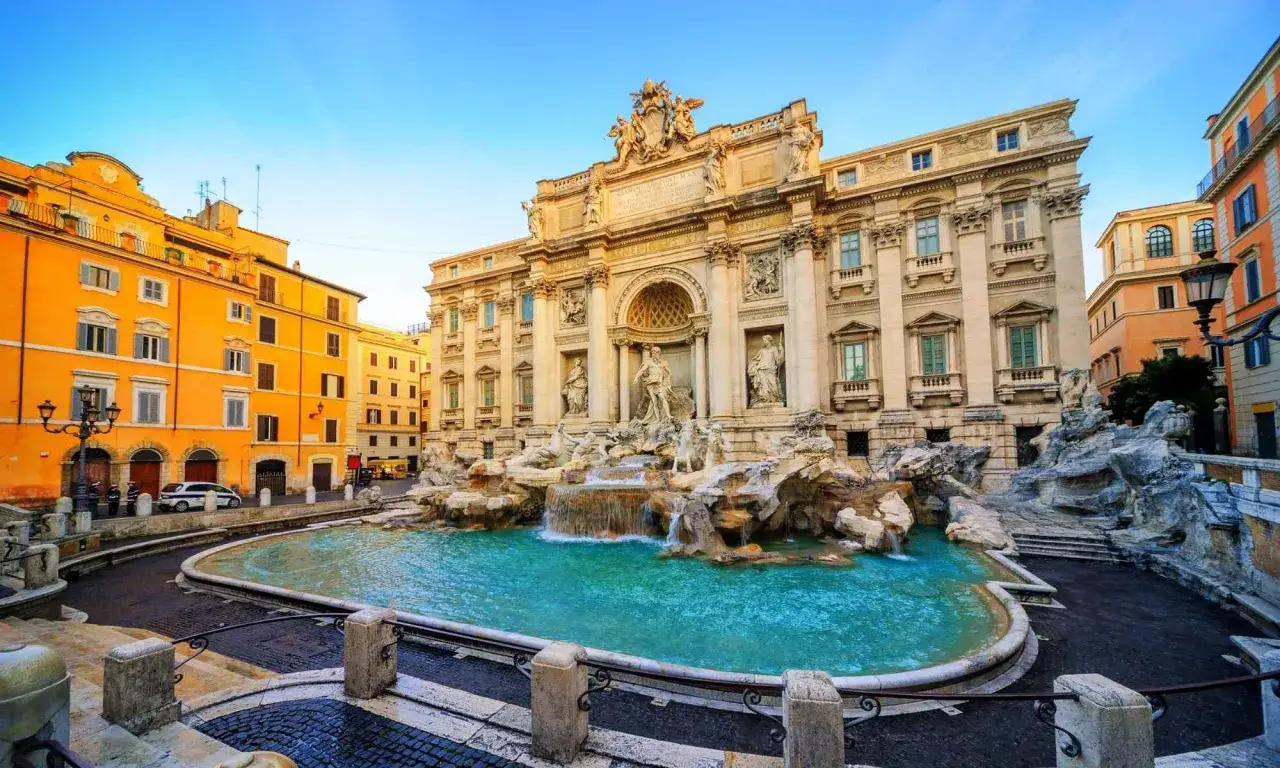 La maestosa fontana di Trevi a Roma, con le sue sculture barocche e l'acqua turchese, incanta i visitatori.