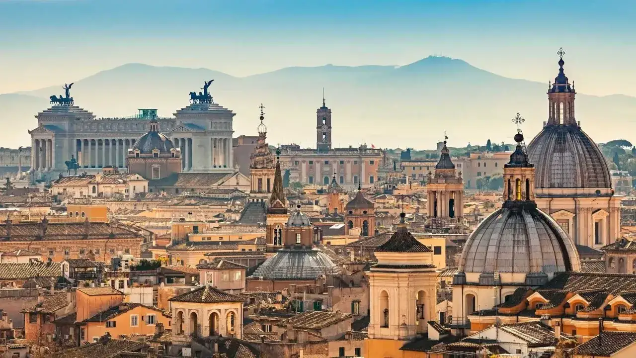 Panoramica di Roma con cupole e monumenti, tra cui il Vittoriano. Un luogo magico dove vedere Roma.