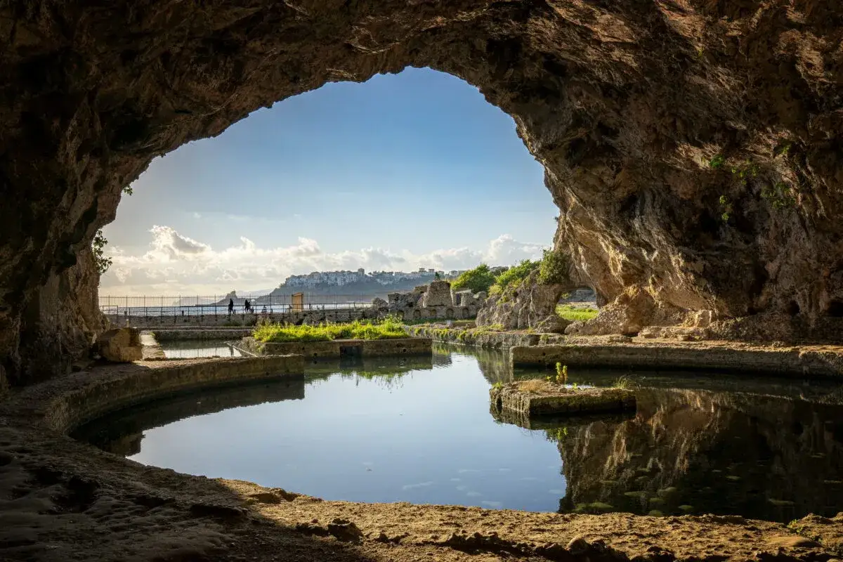 Grotte di Tiberio a Sperlonga: cosa vedere. Piscine romane e vista sul mare, un luogo storico da esplorare.