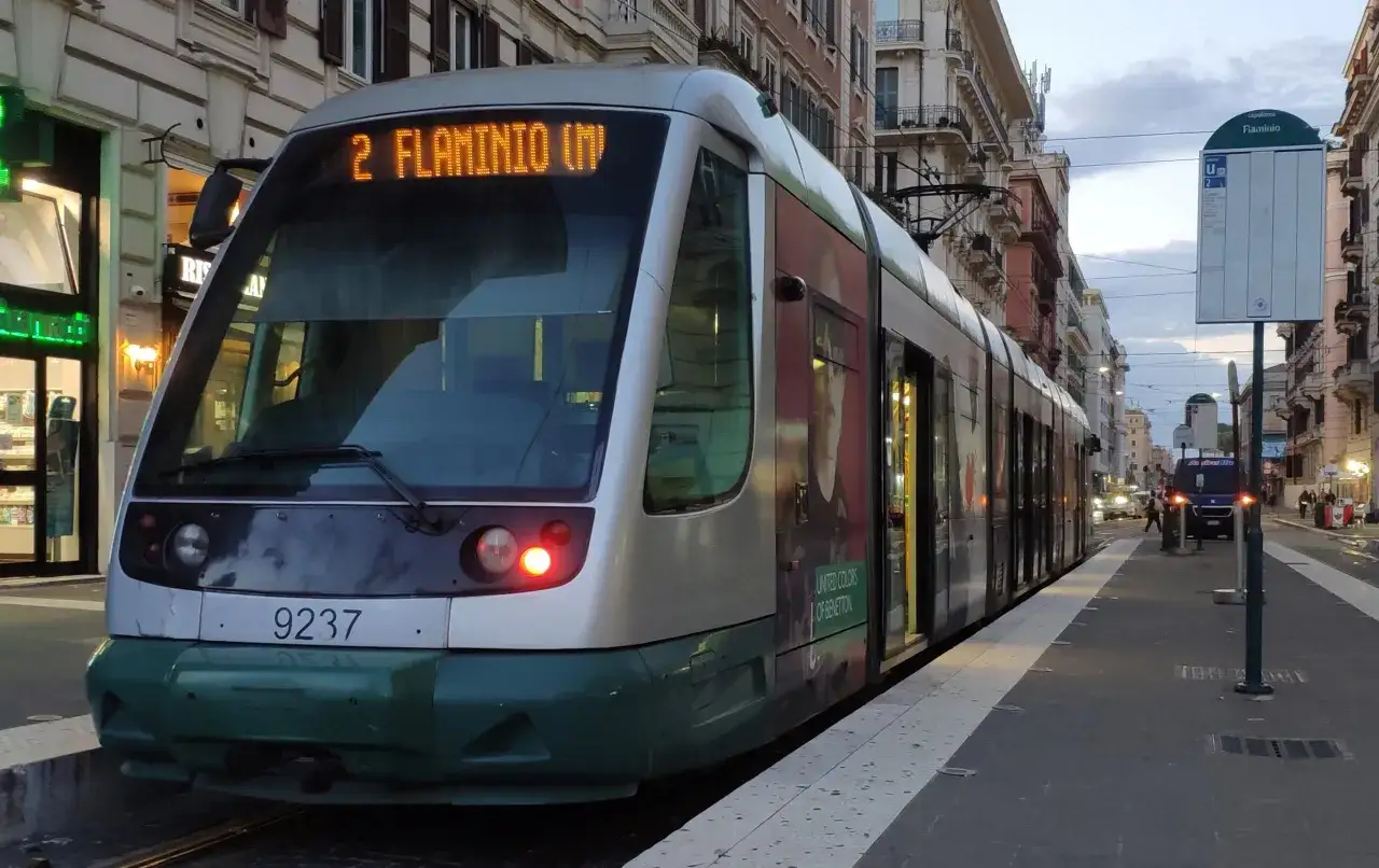 Tram 2 in Roma, destinazione Flaminio. La fermata è vicina, con edifici storici sullo sfondo.