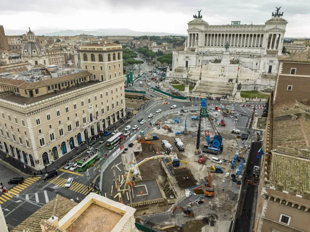 Cantiere per la fermata metro Altare della Patria a Roma, con gru e macchinari edili accanto al monumento.